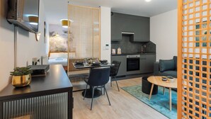 Un apartamento moderno con comedor, cocina y sala de estar.