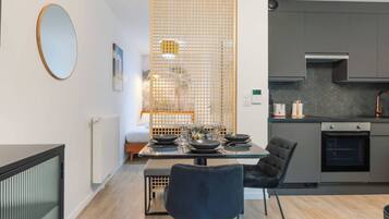 Refrigerador, horno, parrilla de estufa y cafetera y tetera