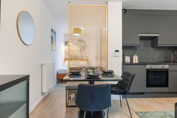 Een koelkast, een oven, een kookplaat, een koffiezetapparaat/waterkoker