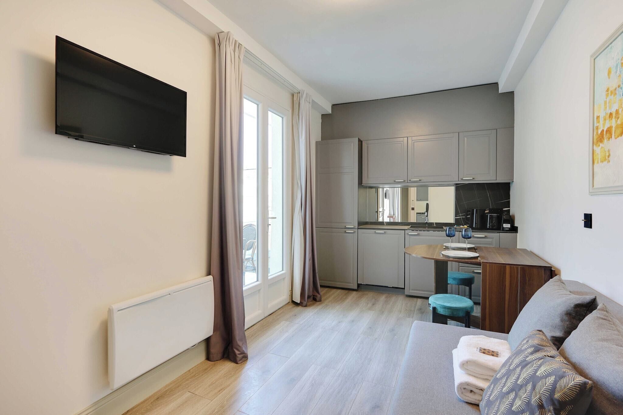 Un apartamento moderno con sala de estar, cocina y comedor.