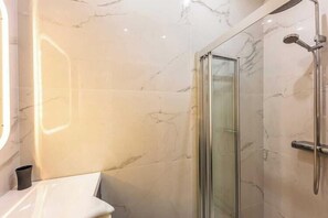 Shower, hair dryer, towels