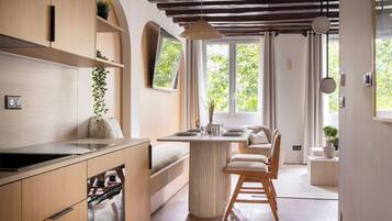 Réfrigérateur, micro-ondes, four, plaque de cuisson