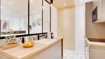 Een koelkast, een microgolfoven, een oven, een kookplaat