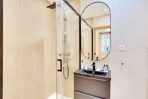 Een douche, een haardroger, handdoeken