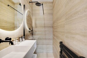 Dusche, Haartrockner, Handtücher