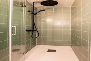 Een douche, een haardroger, handdoeken, shampoo