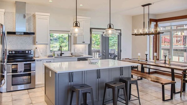 Fridge, microwave, dishwasher, coffee/tea maker - Okanagan - Moonshine Crescent 365 (Beaverdell)