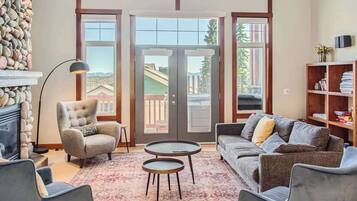 Télévision, cheminée, baby-foot