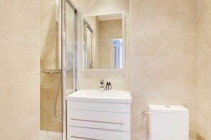 Shower, hair dryer, towels