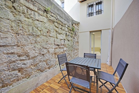 Ristorazione all'aperto. Appartamento moderno con terrazza