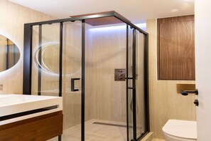 Dusche, Haartrockner, Handtücher, Shampoo