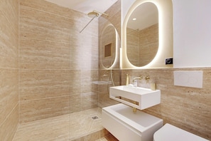 Douche, séchoir à cheveux, serviettes fournies