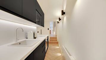 Kylskåp, mikrovågsugn, ugn och spishäll