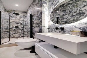 Dusche, Haartrockner, Handtücher