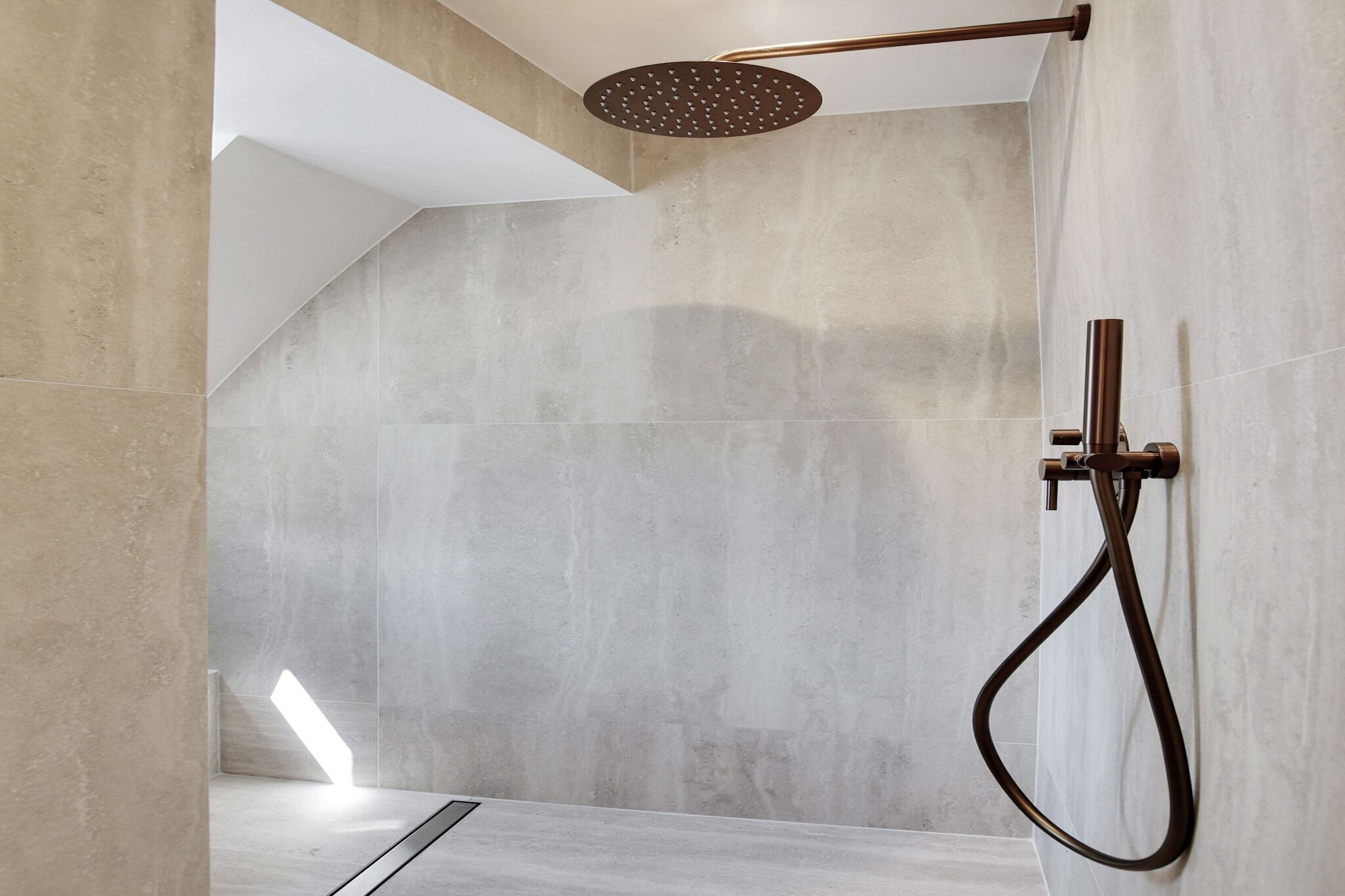 Douche, séchoir à cheveux, serviettes fournies