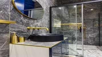 Regadera, secadora de cabello, toallas