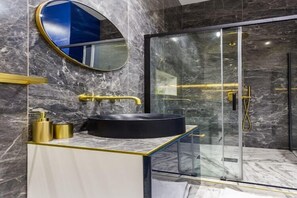 Douche, sèche-cheveux, serviettes fournies