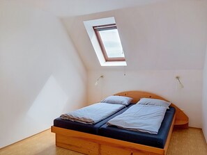 3 bedrooms, desk, iron/ironing board, WiFi