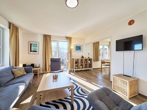 Fernseher, Kamin, Tischfußball