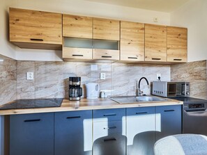 Kühlschrank, Mikrowelle, Toaster, Hochstuhl