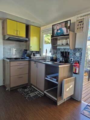 Een koelkast, een microgolfoven, een kookplaat