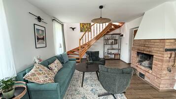 Télévision, cheminée, baby-foot