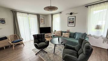 Télévision, cheminée, baby-foot