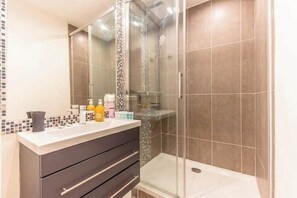 Dusche, Haartrockner, Handtücher