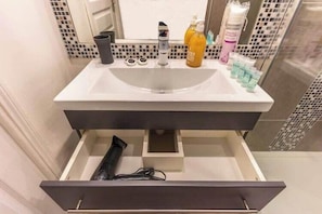 Dusche, Haartrockner, Handtücher