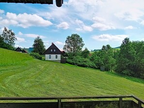 A rural landscape with a house on a grassy hill, surrounded by trees and a clear sky. - Green Valley Park Stárkov 5 by Interhome (Stárkov)