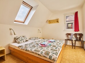 3 bedrooms, desk, Internet