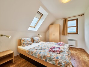 3 bedrooms, desk, Internet