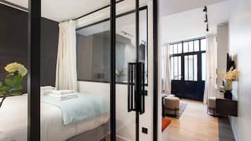 2 bedrooms, iron/ironing board, internet, bed sheets
