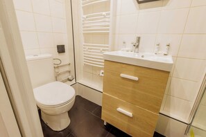 Shower, hair dryer, towels, shampoo - Peaceful studio - 2P - Buttes-Chaumont (Paris)