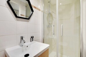 Shower, hair dryer, towels, shampoo - Peaceful studio - 2P - Buttes-Chaumont (Paris)