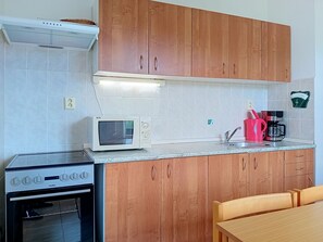 Refrigerador, microondas y utensilios de cocina 