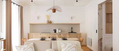 TV connectée, cheminée, espaces bureaux