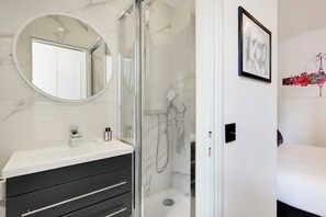 Een douche, een haardroger, handdoeken