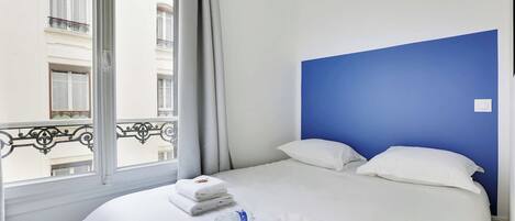 1 habitación, tabla de planchar con plancha, internet y ropa de cama