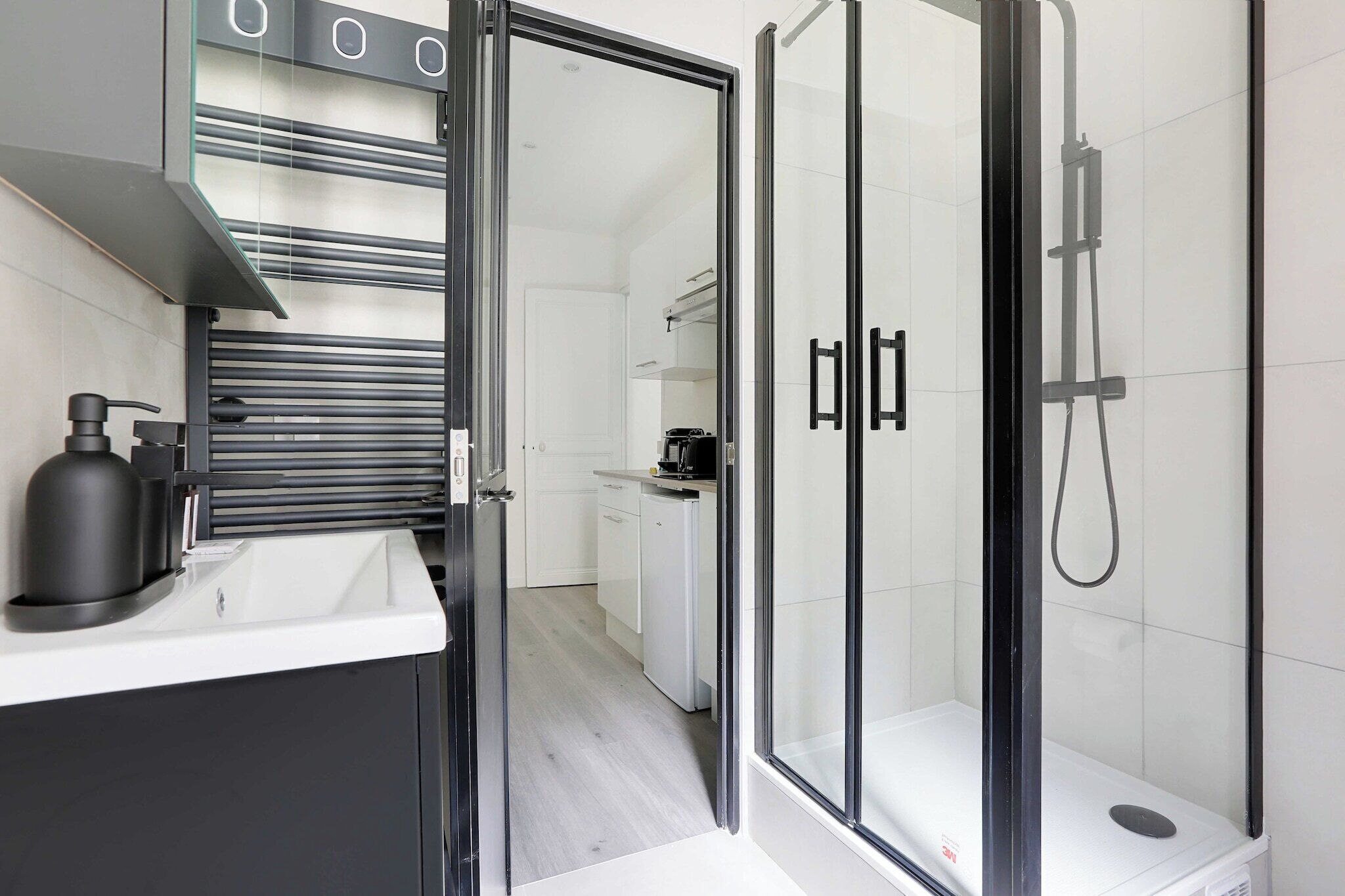Douche, séchoir à cheveux, serviettes fournies