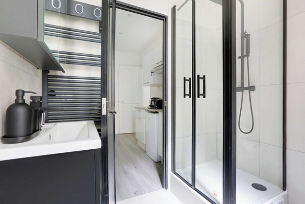Shower, hair dryer, towels