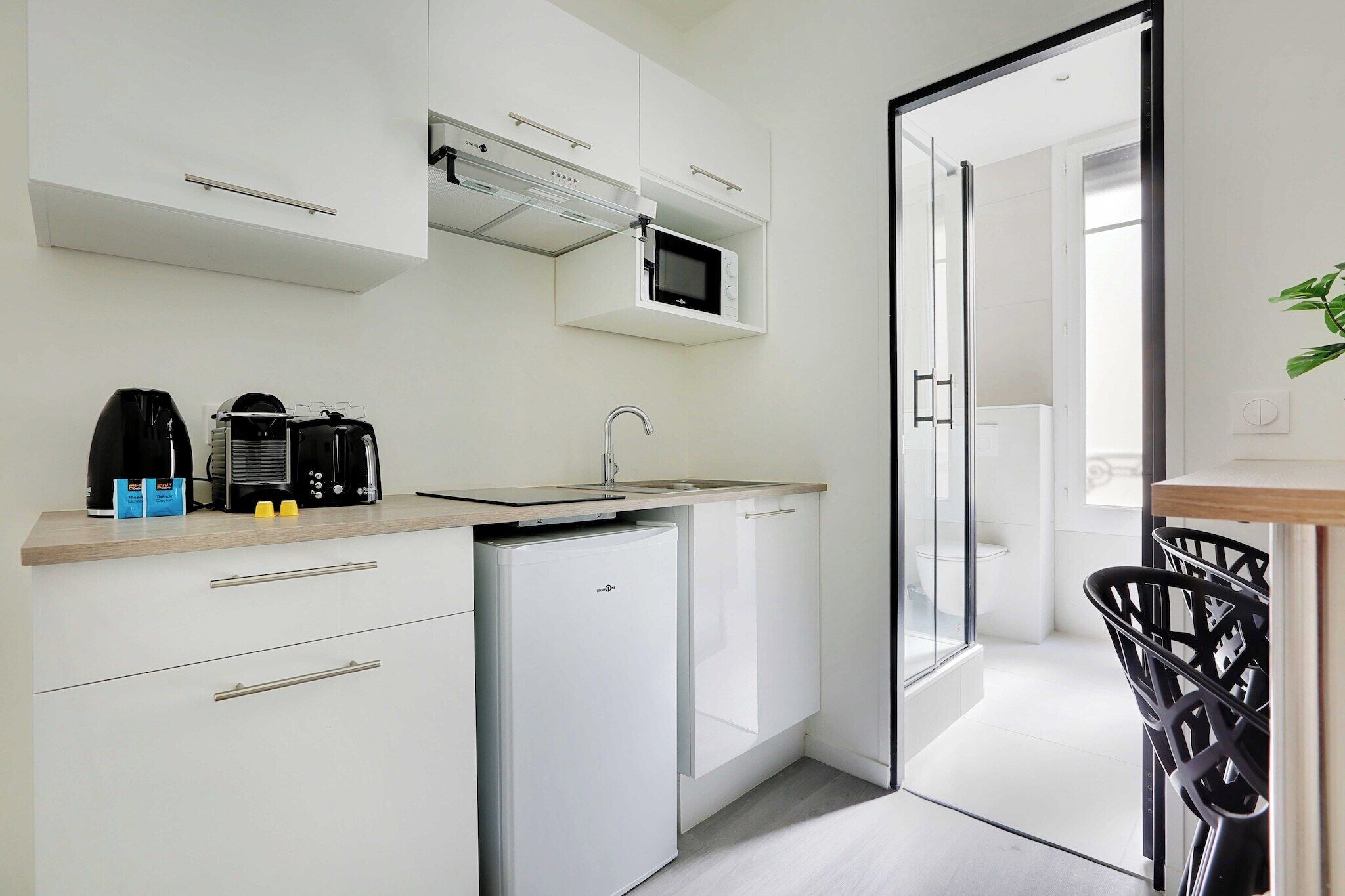 Een koelkast, een microgolfoven, een kookplaat