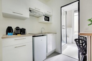 Kylskåp, mikrovågsugn, spishäll och kaffe- och tebryggare