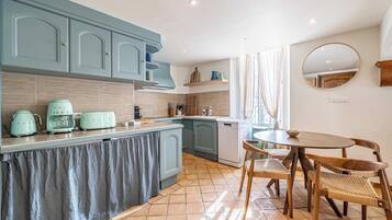 冰箱、微波炉、烤箱、炉灶