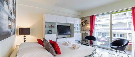 Escritorio, tabla de planchar con plancha, wifi gratis y ropa de cama