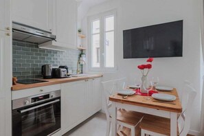 Réfrigérateur, micro-ondes, four, plaque de cuisson