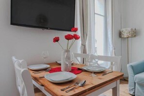 Dining - Charming Apt - 1BD/4P - Tour Eiffel / Invalides (Paris)