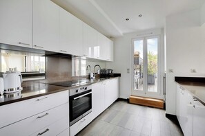 Kühlschrank, Mikrowelle, Ofen, Herdplatte