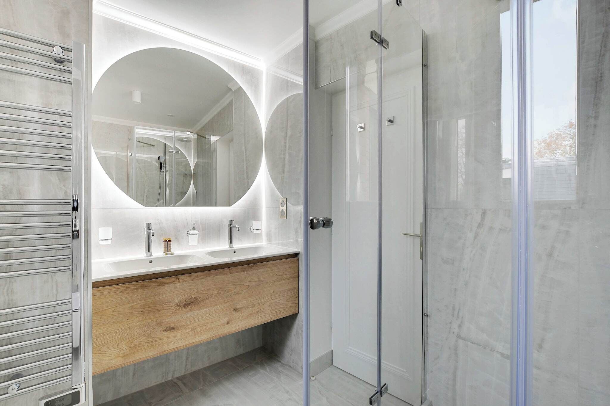 Douche, articles de toilette gratuits, sèche-cheveux