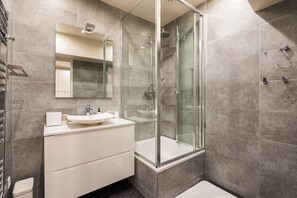 Shower, hair dryer, towels - Spacious apartment with 2 rooms (Paris)